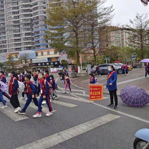 我们是斑马线上的“红绿灯”——记五年级家长志愿者护学岗活动