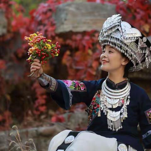 布衣族服饰人像