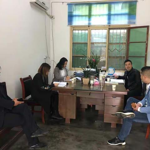 大同初中九年级教师积极参加学科组交流研讨会，经验共享，统一思想，力争明年中考创造佳绩。