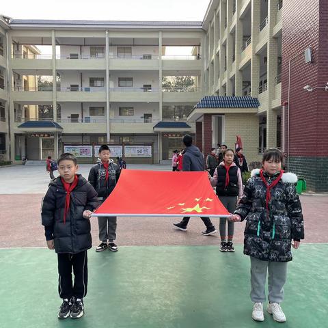 迎新聚力共奋进，逐光前行向未来——江口联合学校中心小学新学期升国旗仪式