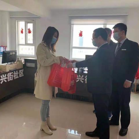 “三八妇女节”—张家口农商银行为永兴街社区“女将们”点赞