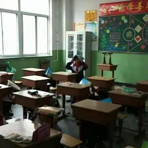 普洞学校进行地震逃生演练