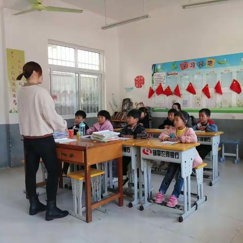 高丘镇黑虎庙小学听课中