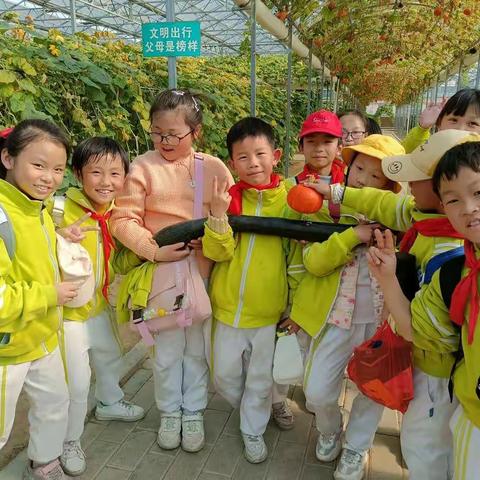 学习种植技术 探索创新劳动者—记三年级蘑菇小镇研学旅行
