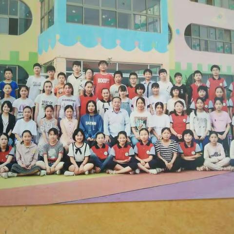 六三班师生祝各位爸爸节日快乐，越来越帅