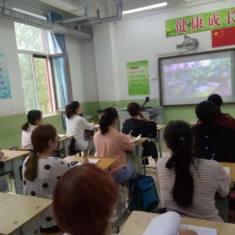 南房上小学组织全体教师观摩学习“省优质课评比”视频