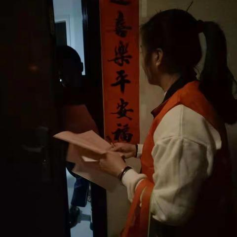 九龙城社区开展垃圾分类入户宣传
