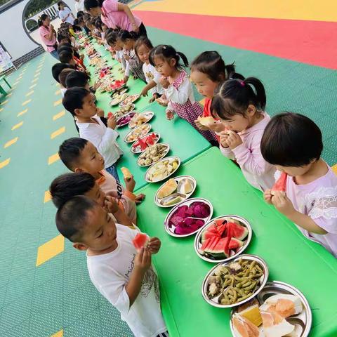 鱼台县第二实验小学附属幼儿园召开“浓情中秋  欢乐国庆”瓜果品尝会活动