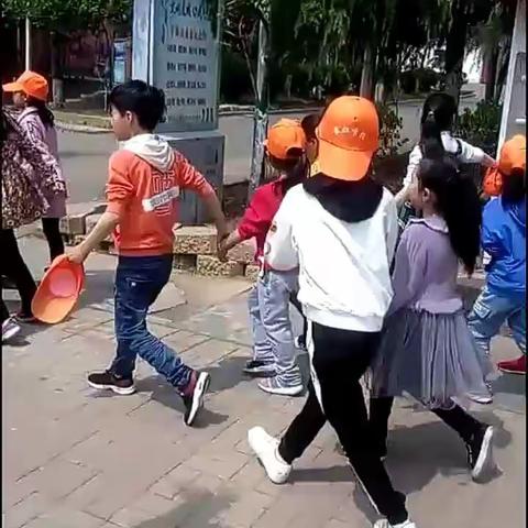 大手拉小手，一起去春游~