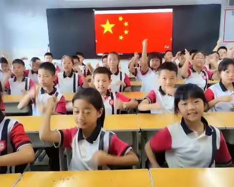 喜迎二十大，童心颂祖国——我和国旗合个影