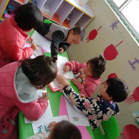 棉花坪瑶族乡中心幼儿园小朋友制作重阳节礼物