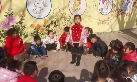 东楼幼儿园大二班户外活动丢手绢