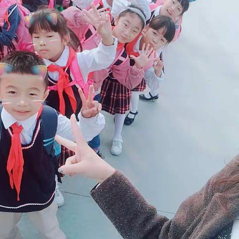 “浓浓秋意丝丝凉，最美秋天我唱响”