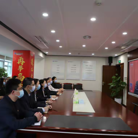 大渡口支行全行党员干部收看二十大开幕会盛况