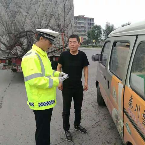 陈仓交警周末上岗严把“安全关”