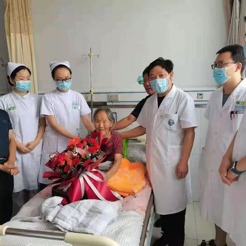 为耄耋老人过生日，医护真情暖人心。