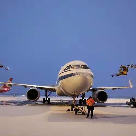“遇雪”奋战除冰雪 全力以赴保安全