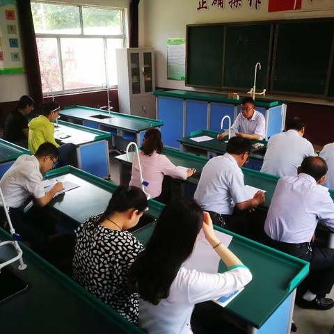 沙镇盐场小学召开“向伦学冬同志事迹学习”会议