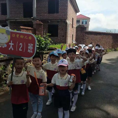 走进小学，感悟成长——沿背幼儿园大二班参观小学活动