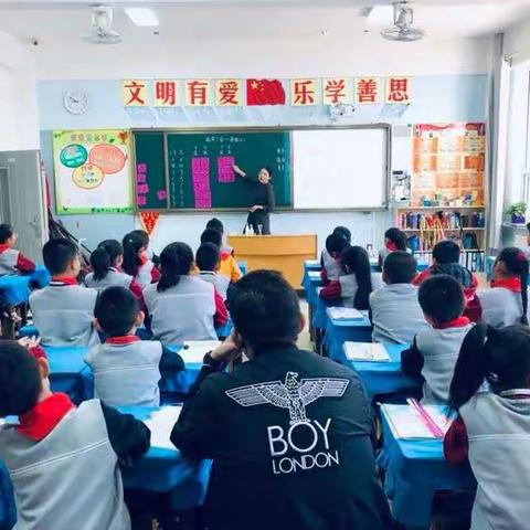 踏着青春的脚步，探索数学奥秘—记海区教研员莅临乌海市第九中学听课指导