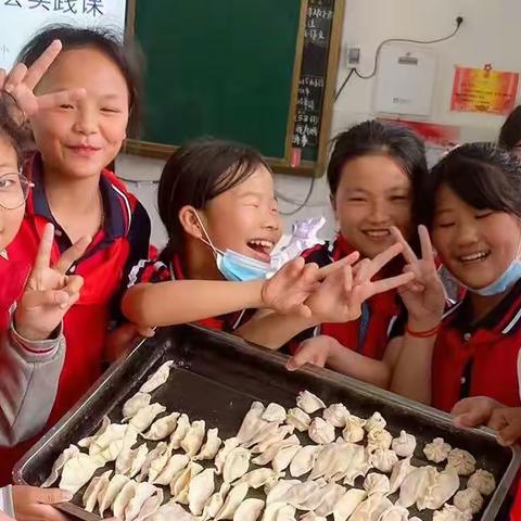 劳动最光荣 师生包饺子社会实践课——余江三小 五（3）班