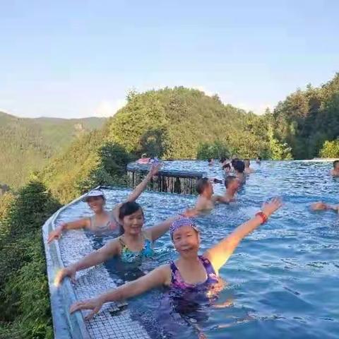七律•枫香瑶寨泡温泉
