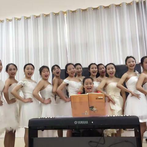 广西柳州商贸技工学校15幼教一班的全体同学经过一个学期学习，已经完成了《儿歌伴唱》这门课程的学习。