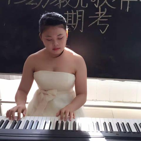 一直都在努力奋发的15幼教二班的同学们，相信努力学习你们会有更加美好的未来，加油！加油！加油！