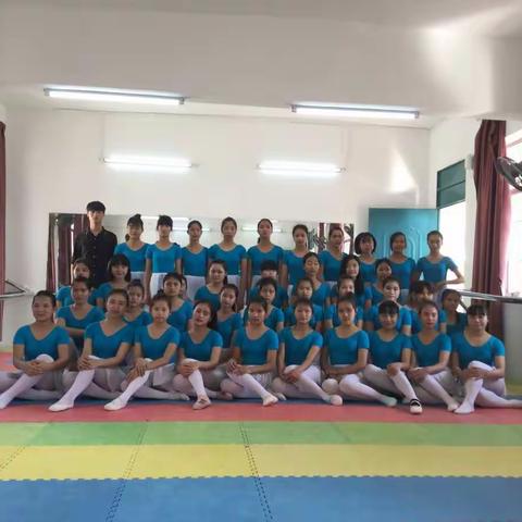 练习舞蹈可以提升你的气质，让拥有美好容颜和曼妙身材的你更出众，来吧加入广西柳州商贸技工学校幼教专业！