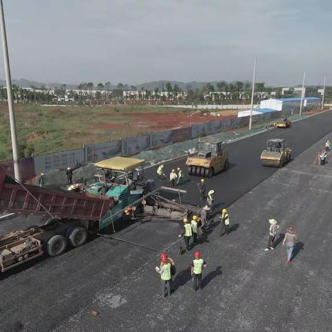 益阳龙岭综合开发项目—梅林路提质改造工程完成路面沥青摊铺工作