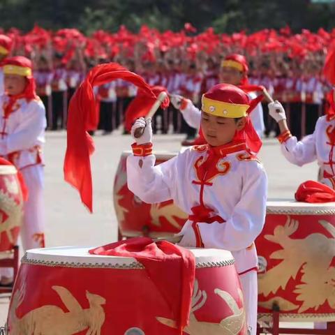 热烈庆祝士英小学“诵读经典  濡养品性”读书活动1000天