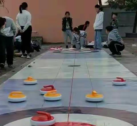 乐享其中 助力冬奥——容城县南张小学“玩转”冰壶