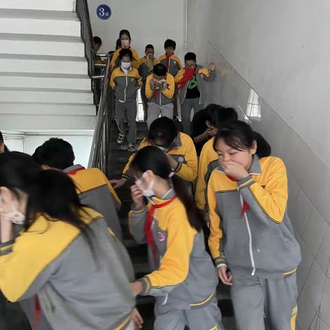 【平安·校园】“消防演练，防患未然”——记何家坳小学体育路分校消防安全演练活动