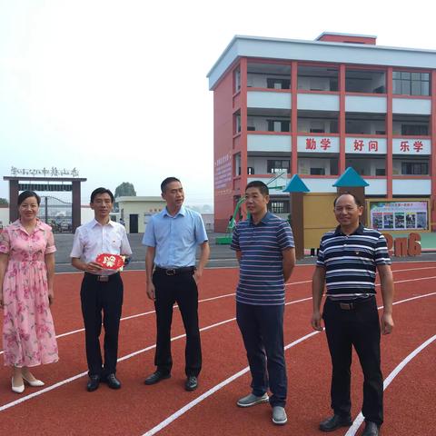 情系园丁送关怀，尊师重教催奋进---县、镇领导教师节前夕慰问赤山镇中心小学教师