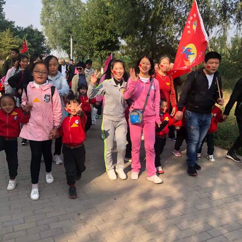 榆次六幼“庆祝祖国七十华诞！强健体魄，快乐成长！第五届亲子大型毅力徒步”—中二班