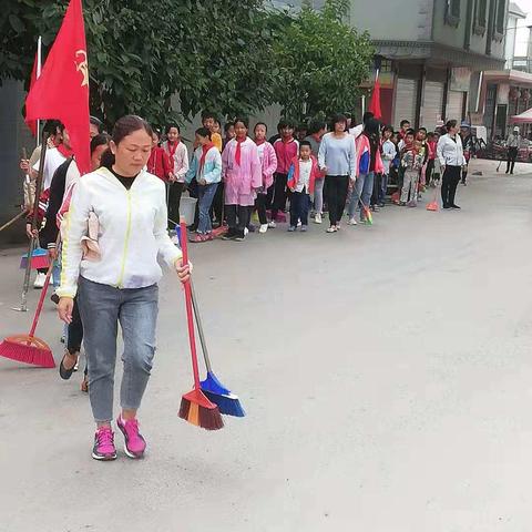 “改善人居环境，建设美好家园”锦屏镇北屯完小11月份“小手拉大手，参与脱贫攻坚”活动剪影