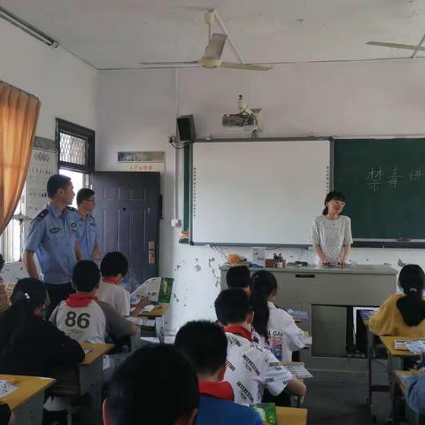 大手小手齐参与 争当禁毒小卫士