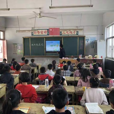 董村镇庞岗小学—“平安与我同行”安全教育专题活动。