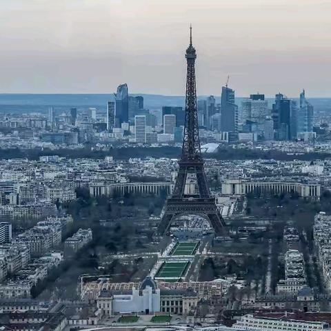 蒙帕纳斯大厦（Tour Montparnasse）上看埃菲尔铁塔（Eiffel Tower）