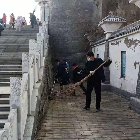 冬雪未曾掩尘埃，师生同心创净土