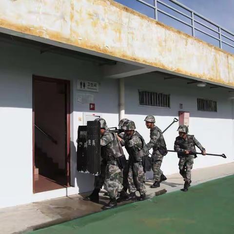 陵水县民兵应急连开展反恐维稳演练