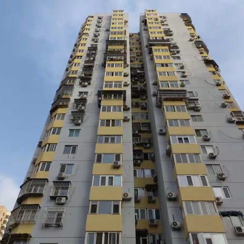 粉刷墙体修漏水 小区外貌换新颜