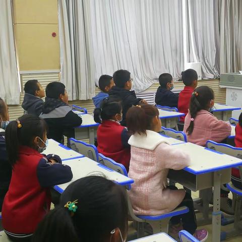 东湾中心小学《近视防控知识》知识讲座