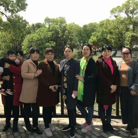 同学姐妹花结伴相约畅游邓家