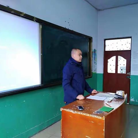 抚松县第八中学八年三班举行了一场向“我国海军建军70周年”的宣讲活动。