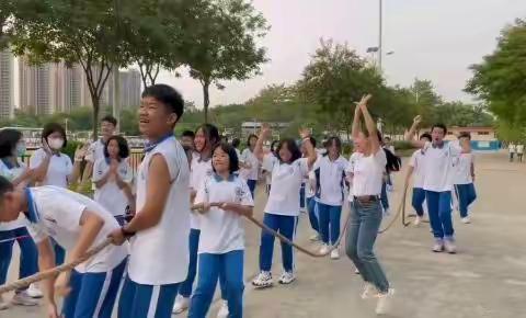 开学第4周了，同学们都适应了学校生活学习，这个星期学校组织消防演练和拨河比赛，同学们开心的参加。