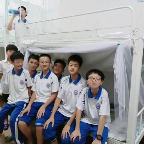 开学第5周了，同学们都融入了学校的学习和生活，看看他们在宿舍多么的开心和学习上的认真！