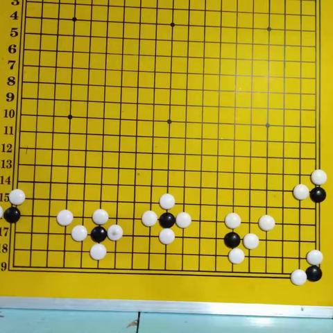 11月围棋这月的主要内容：棋子的生存条件——气**知道气是棋子在棋盘上生存的基本条件，会准确的找出棋子的气