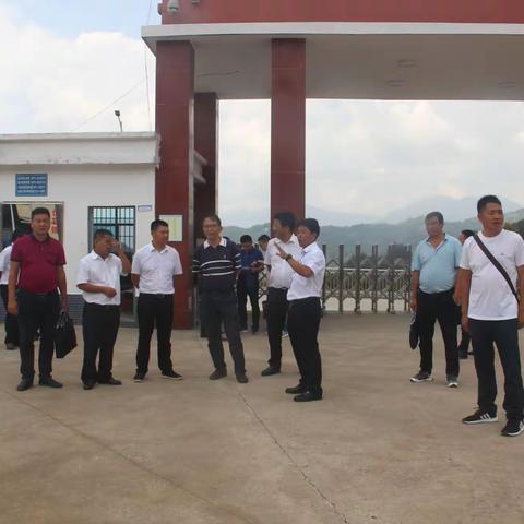 云南省教育厅赵副厅长等一行到金河镇十里村中学督查指导控辍保学工作