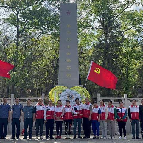 武定县红十字会志愿服务队开展“英雄在我心”清明祭祀献花扫墓活动